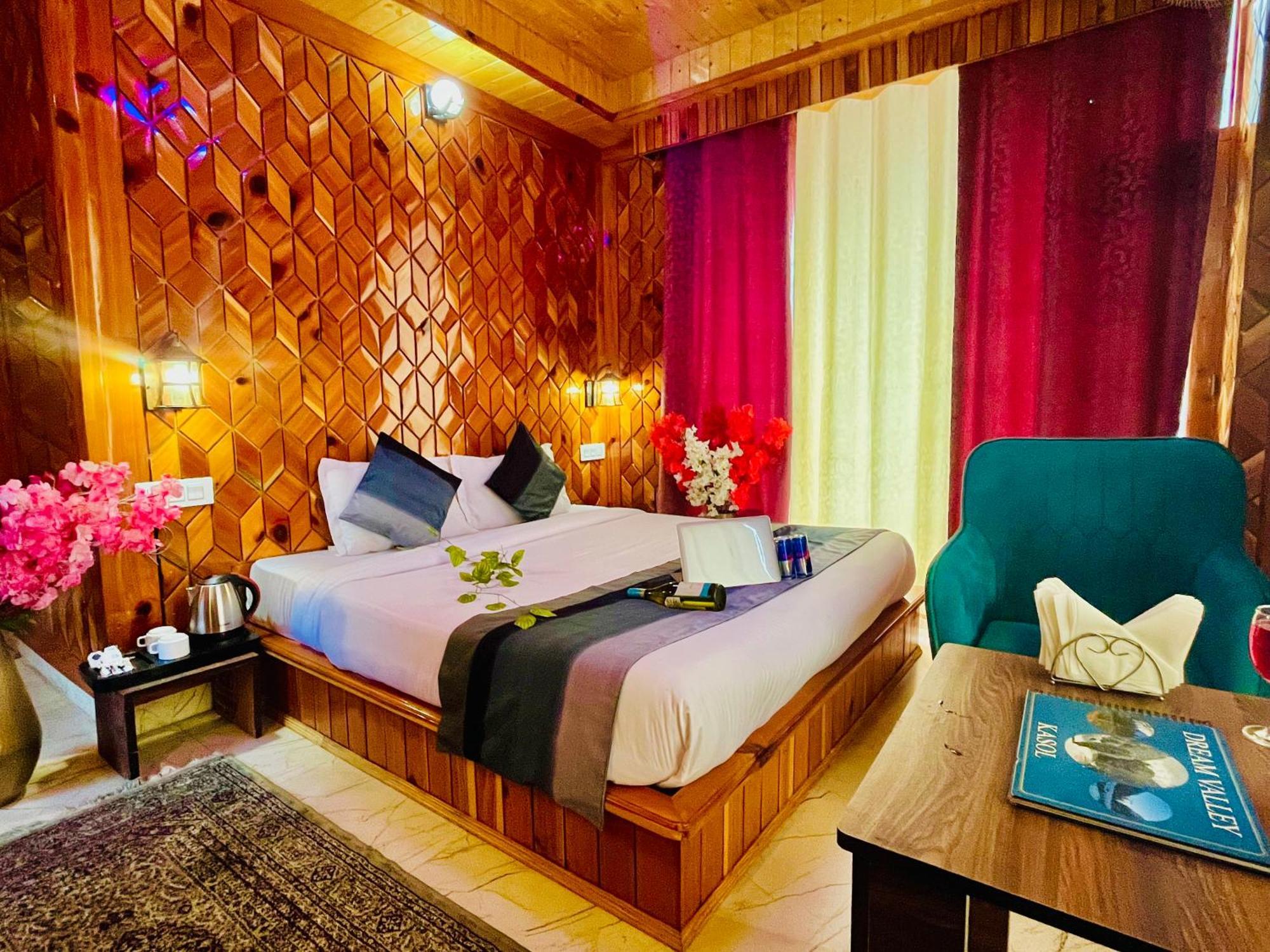 Hotel Brownie River View Касоль Экстерьер фото