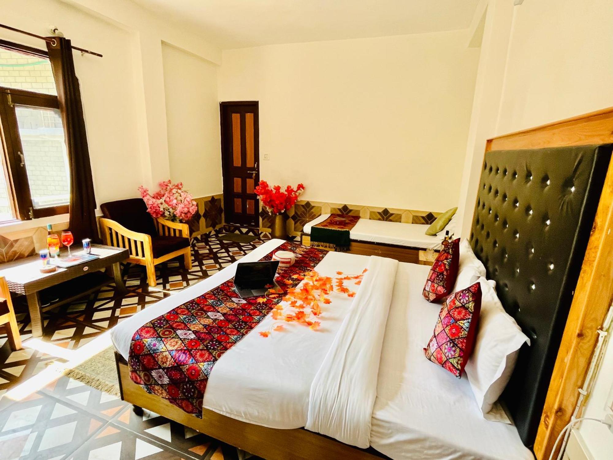 Hotel Brownie River View Касоль Экстерьер фото