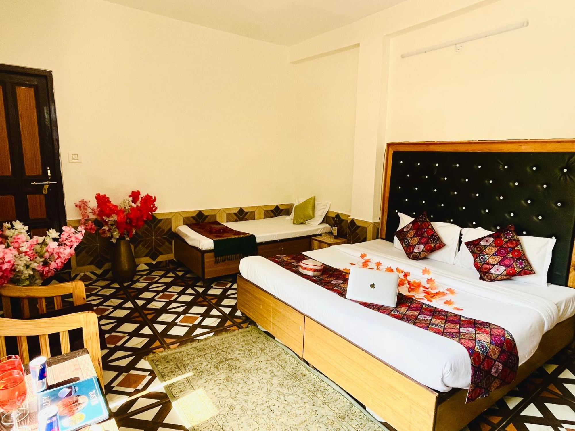 Hotel Brownie River View Касоль Экстерьер фото